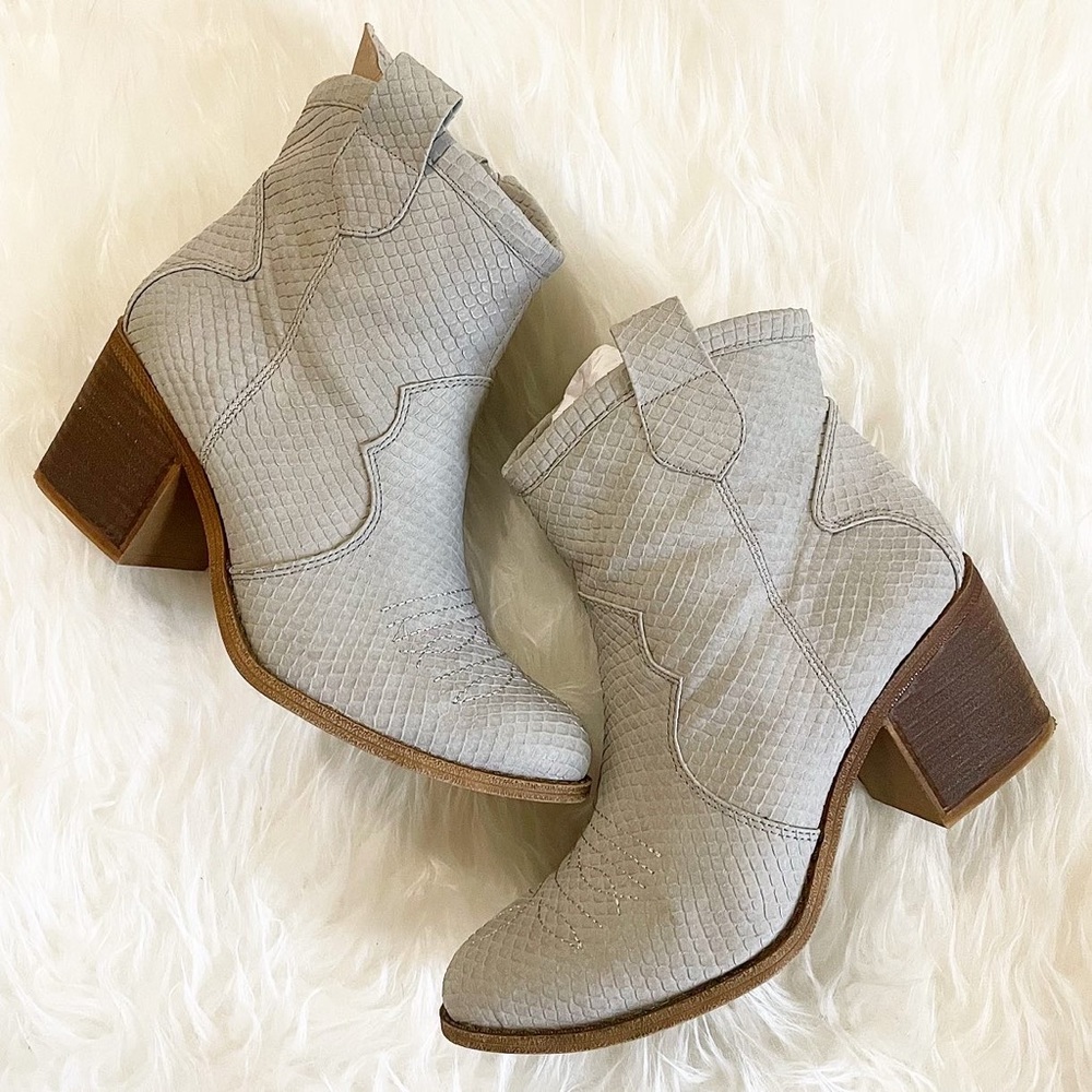 Dirty Laundry grey booties size 7